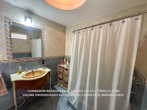 Casa en Venta con 3 cocheras