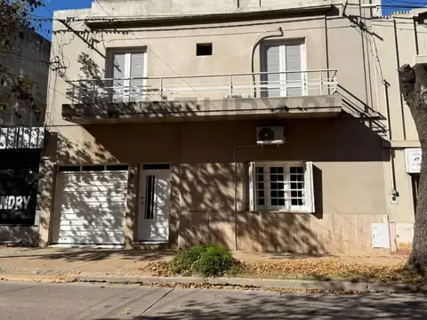 VENTA DE HERMOSA CASA DE 3 HABITACIONES CON PILETA Y COCHERA EN EL CENTRO DE VENADO TUERTO