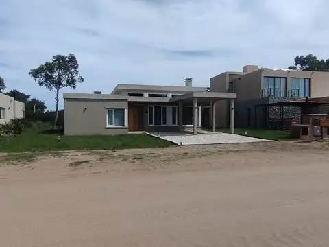 Casa 5 ambientes con 4 baños