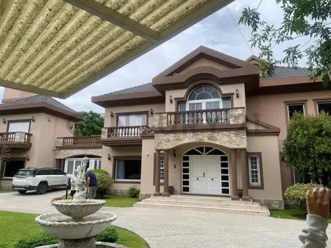 Casa 7 ambientes en Parque Las Naciones, Guernica. Superficie total 1935 M2, superficie cubierta 800