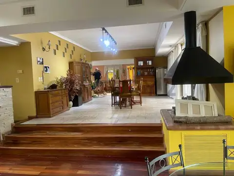 Casa 7 ambientes en Parque Las Naciones, Guernica. Superficie total 1935 M2, superficie cubierta 800