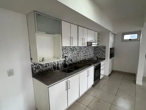 Av. Pte. Peron 1700, Piso 3