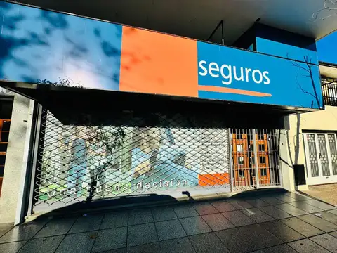 Local en Mitre 3000 de dos plantas con subsuelo  