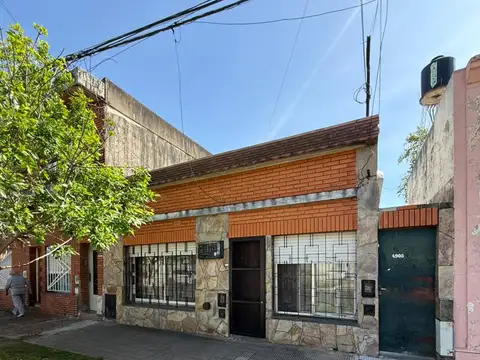 Casa en venta en Ludueña de dos dormitorios, patio de considerables dimensiones