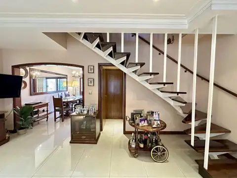 Casa en Venta con 3 cocheras