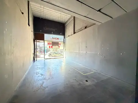 Local en excelente zona comercial de grandes dimensiones 