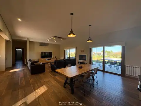 Casa en Venta con 2 cocheras