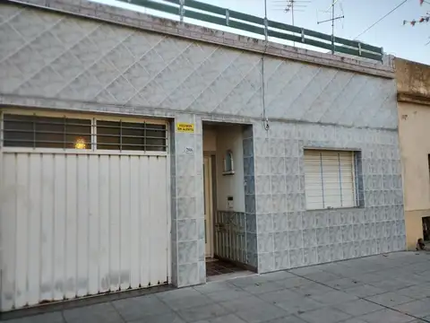 Casa 4 amb. 2 baños Gran patio y Cochera