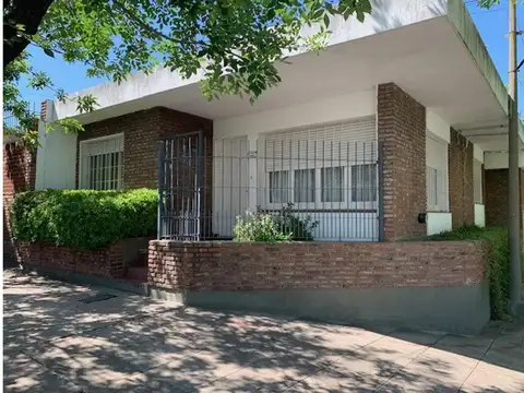 Casa con 1 dorm mas escritorio o segundo dorm. y jardin