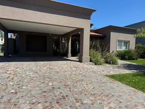 Casa 6 ambientes con 4 baños