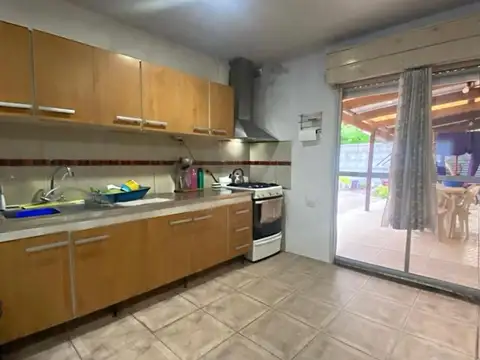 VENTA CASA 4 AMB. LUMINOSA CON PATIO Y GARAGE 