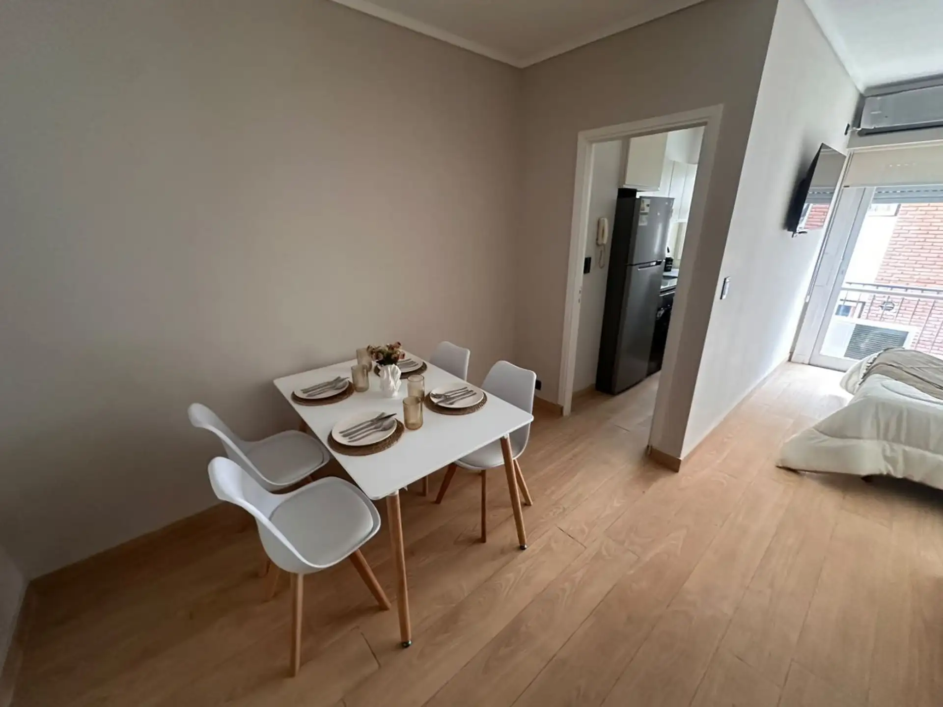 Depto 1 ambiente y medio, 28m² con balcón — Plaza Mitre