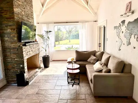 Casa en Alquiler con 8 cocheras