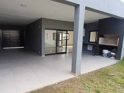 Casa en Alquiler con 2 cocheras