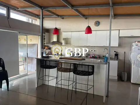 Casa en Alquiler con 2 cocheras