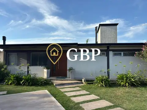 Casa en Alquiler con 2 cocheras