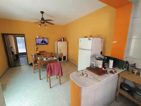 SE VENDE CASA AL FRENTE EN BARRIO TIRO SUIZO