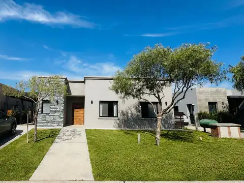 Casa 4 Ambientes con Piscina - Barrio Santa Elena