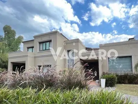 Venta de Casa 6 Ambientes en Campos de Alvarez, Moreno