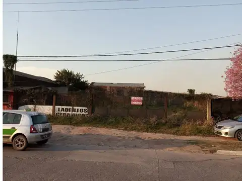 Terreno en L, de 1.200 m2, s/Av Soberanía (pavimento)