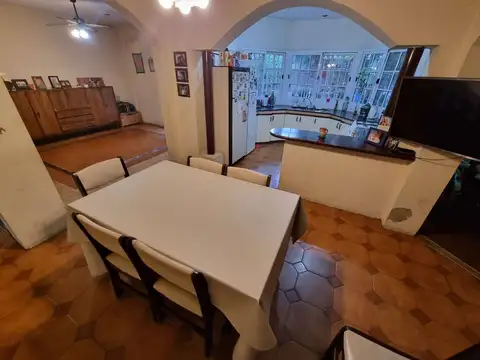 VENTA CASA 6 AMBIENTES BERNAL CENTRO