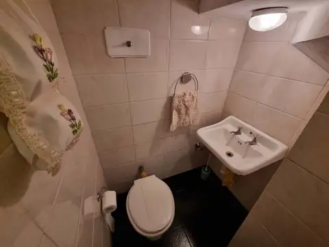 Casa 6 ambientes con 2 baños