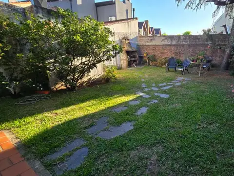 VENTA CASA 6 AMBIENTES BERNAL CENTRO