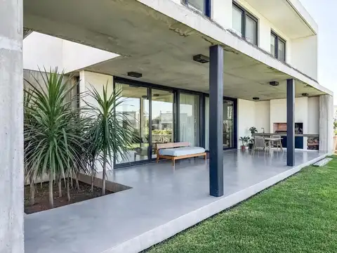 Casa en Alquiler con 4 cocheras
