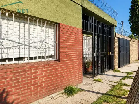 Casa 3 ambientes en venta con cochera y quincho en La Tablada
