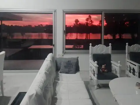 Casa en Alquiler con 2 cocheras