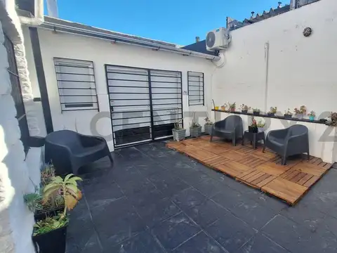 Venta de Casa 4 ambientes (tipo PH) con Patio y Terraza, Apto Crédito en Banfield, Lomas de Zamora.