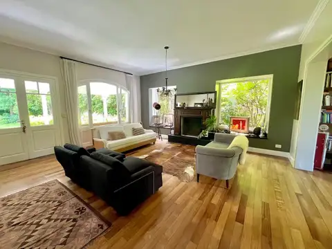 Casa 9 ambientes con 4 baños