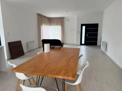 Casa 6 ambientes con 2 baños