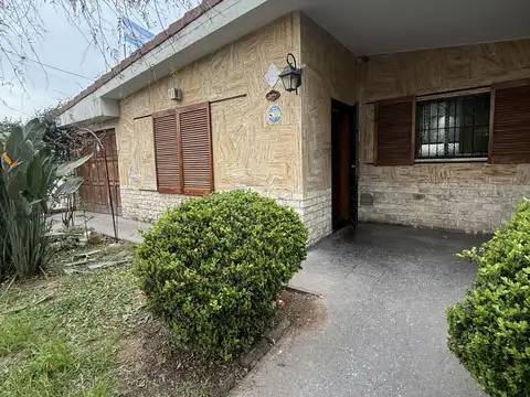 Casa 8 ambientes con 2 baños