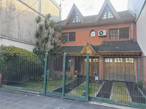 Casa 4 Amb - Cochera Para 3 Autos - Gran Jardin