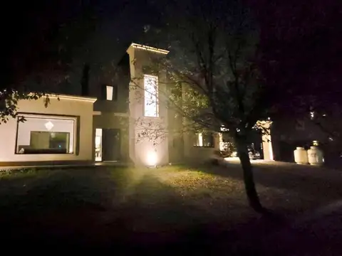 Casa en Venta con 2 cocheras