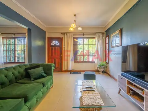 Casa 6 ambientes con 2 baños