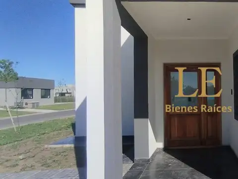 Casa en Venta con 3 cocheras