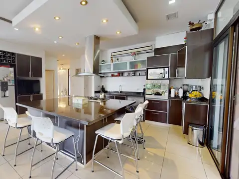 Casa en Venta con 2 cocheras