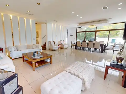 Casa en Venta con 2 cocheras