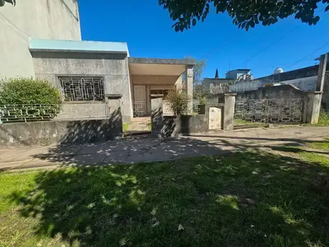 Casa en lote propio con gran jardin en Hurlingham