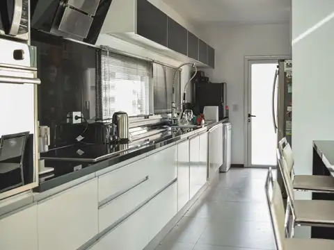 Casa 5 ambientes con 3 baños