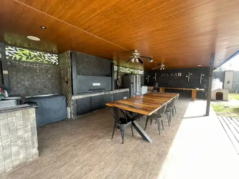 Casa 14 ambientes con 5 baños