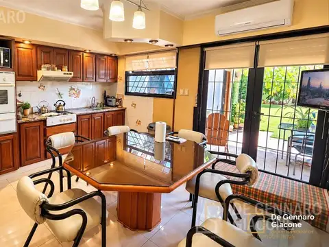 Casa en Venta con 2 cocheras