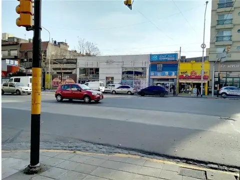 LOCAL en Venta s/Av. MITRE con salida a calle Olavarría. Ave