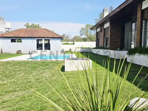 Casa en Venta con 2 cocheras