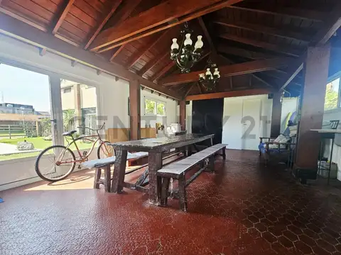 Casa 4 ambientes con 2 baños