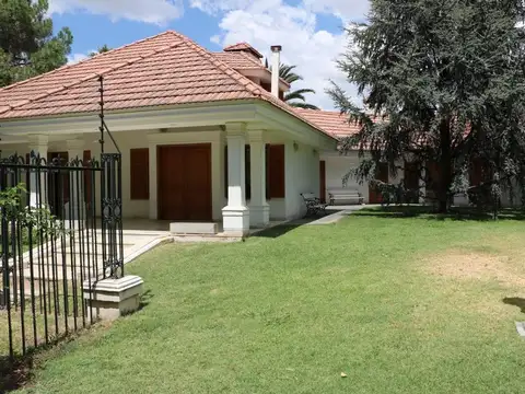 Casa 6 ambientes con 5 baños