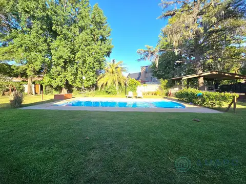 VENTA · CASA · 4 DORMITORIOS · JARDÍN · PISCINA · FUNES