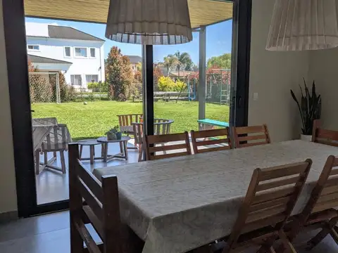 Casa en Alquiler Temporal con 4 cocheras